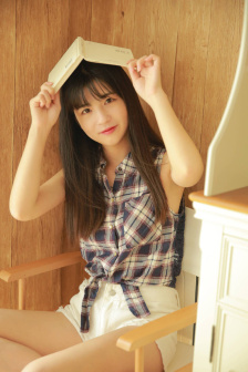 女性去掉所有服装只剩皮肤