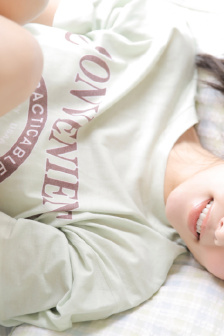 老头趴公厕地上偷窥女生